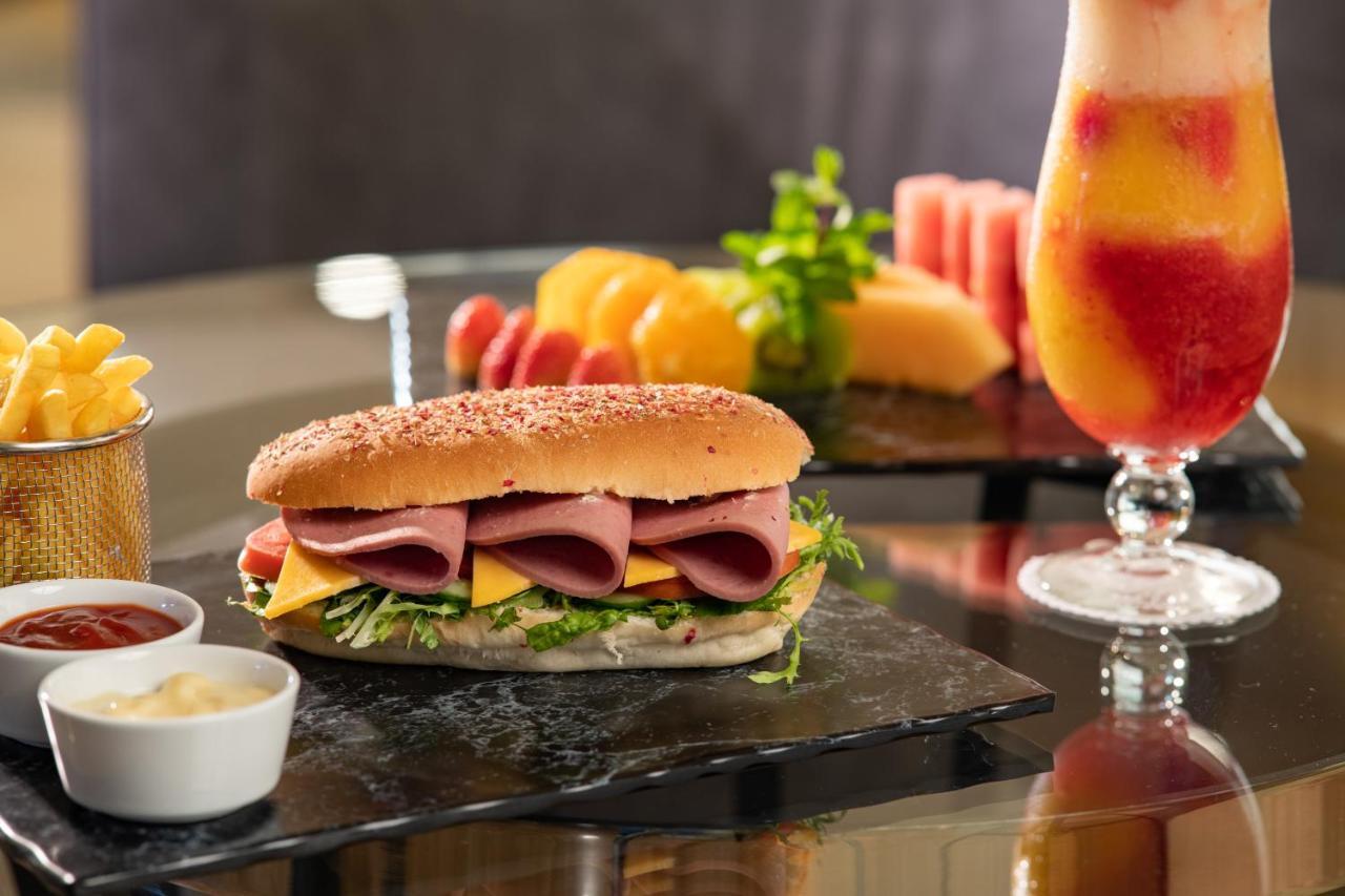 Millennium Makkah Al Naseem La Meca Exterior foto A sandwich with ham and cheese