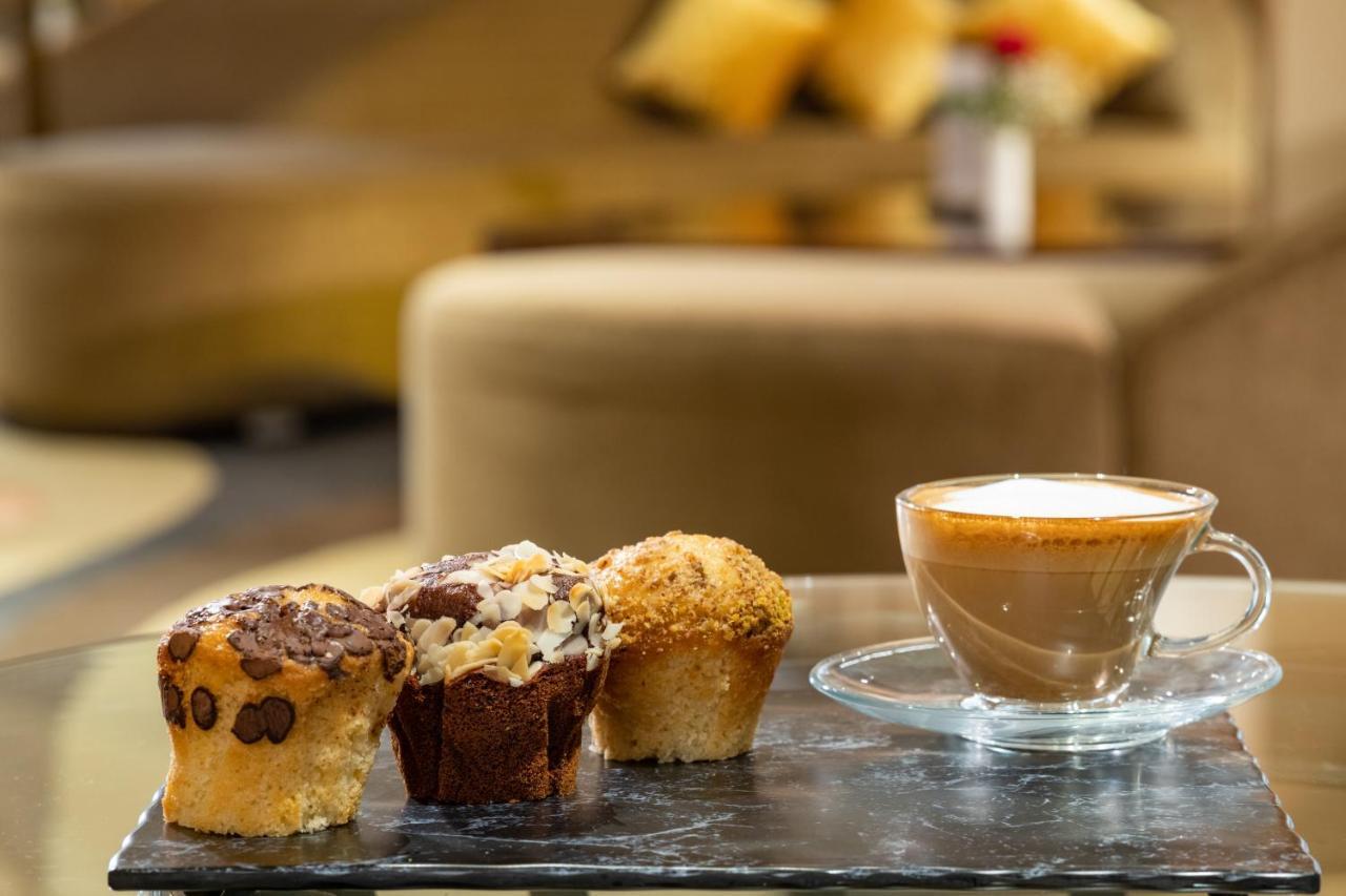 Millennium Makkah Al Naseem La Meca Exterior foto Coffee and three different types of muffins