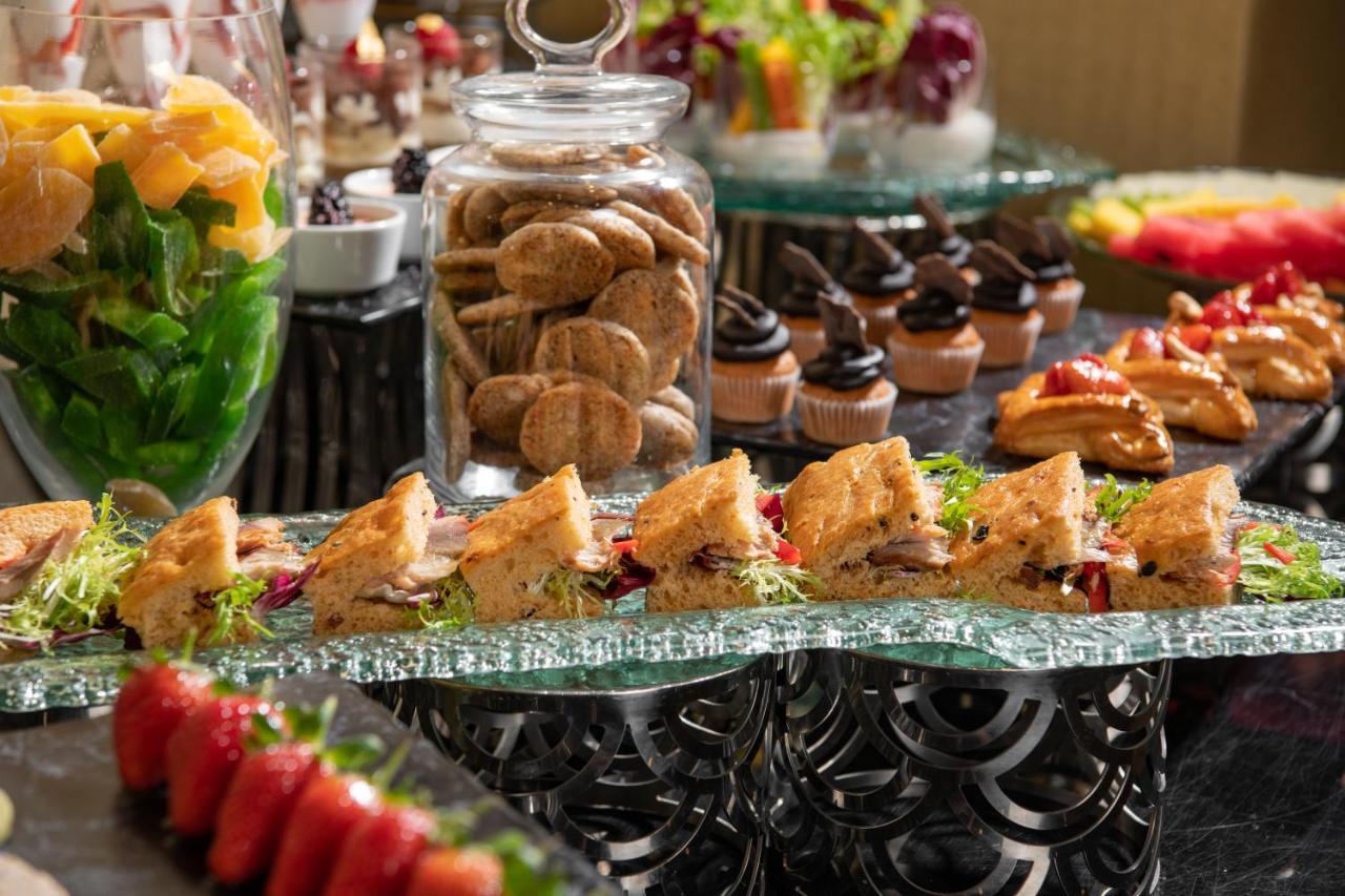 Millennium Makkah Al Naseem La Meca Exterior foto A buffet at a luxury hotel